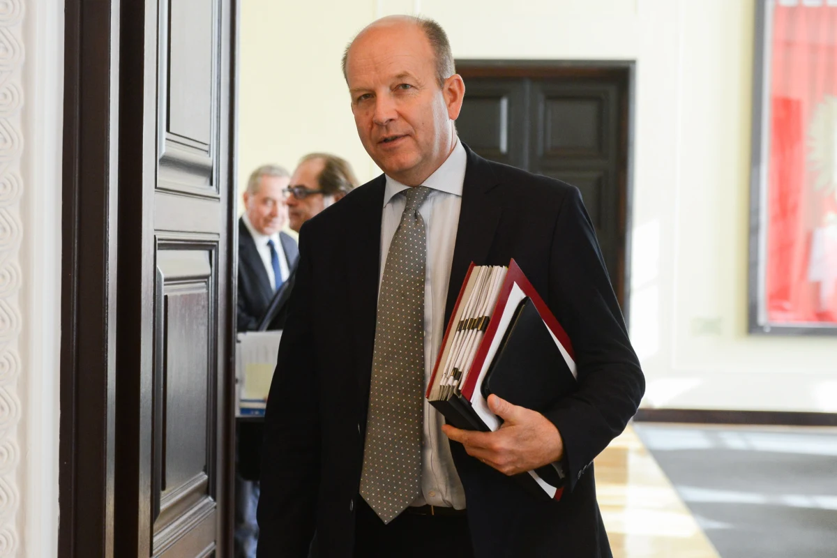 ​Rezydentura w obecnej formie, gdy to minister zdrowia zatrudnia młodych lekarzy w trakcie specjalizacji, przeżyła się. W innych zawodach nie mamy takiego rozwiązania - przekonywał na posiedzeniu senackiej komisji zdrowia Konstanty Radziwiłł. Minister zdrowia kolejny raz podkreślał, że oferuje lekarzom na specjalizacji "historyczne podwyżki", a rząd wydaje na służbę zdrowia "rekordowe środki". Niewykluczone, że jest to zapowiedź likwidacji rezydentury, bo minister mówi o nowej ustawie - o kształceniu podyplomowym lekarzy. Sugeruje, że należałoby - jeśli nie całkowicie zlikwidować rezydenturę - to ograniczyć ją jedynie do specjalizacji deficytowych - informuje dziennikarz RMF FM Mariusz Piekarski. 