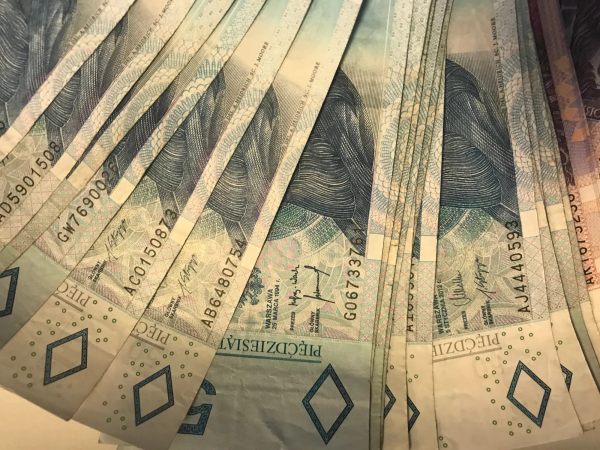 Legnicki sąd aresztował na 3 miesiące twórców oraz kierownictwo firmy Compass Money zajmującej się pośrednictwem kredytowym. Prokuratura zarzuciła pięciu osobom działalność w zorganizowanej grupie przestępczej i oszustwa na ponad 5 mln złotych.