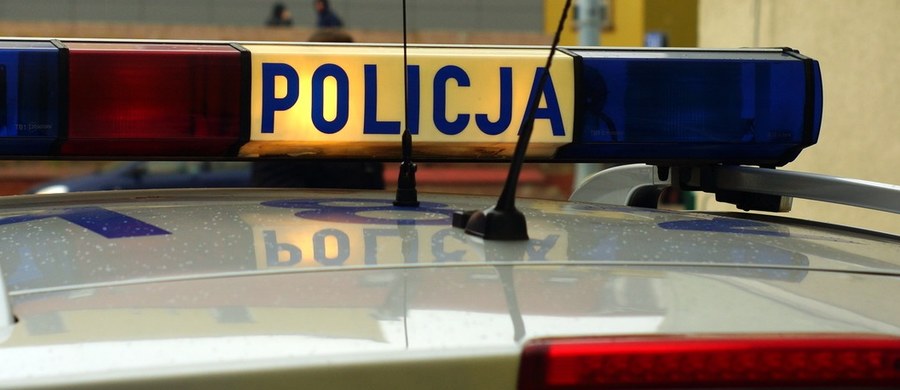 ​Makabryczna zbrodnia w Mirowie Starym niedaleko Szydłowca na Mazowszu. Policjanci odnaleźli zakopane zwłoki poszukiwanego 22-latka.