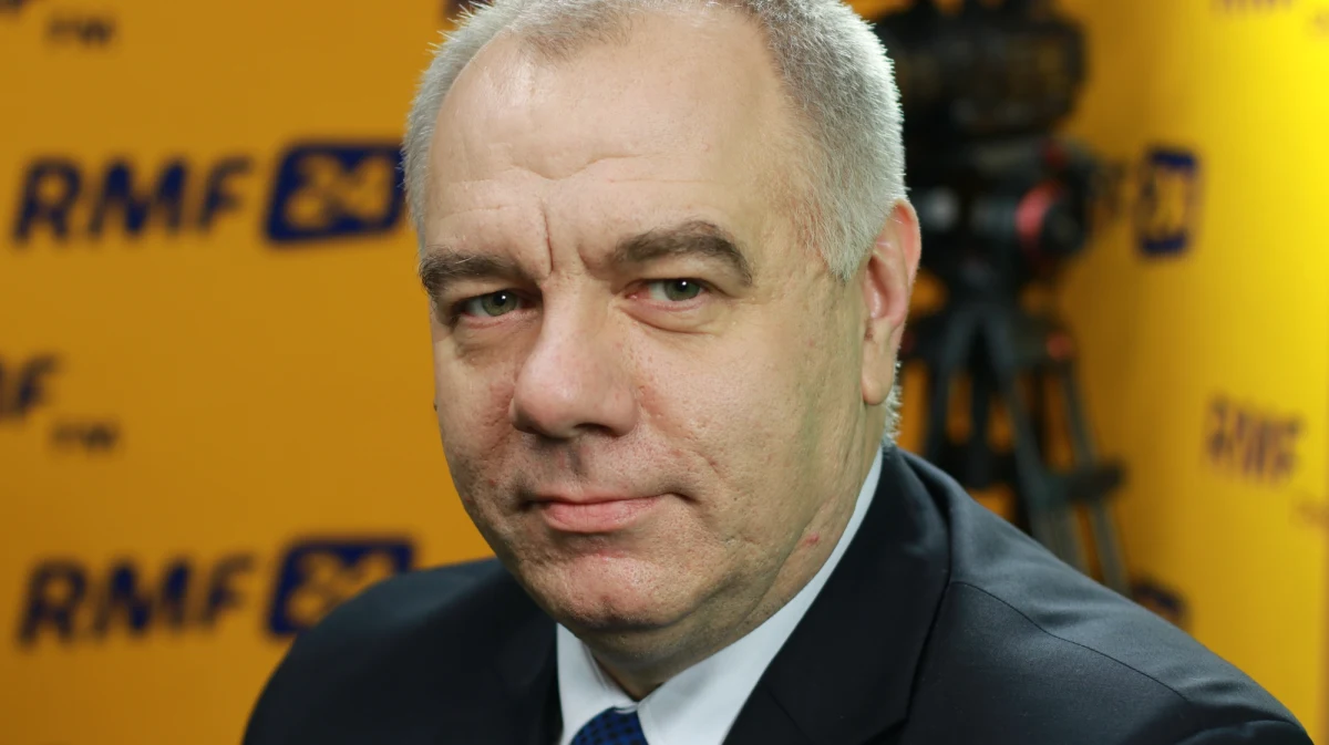 "Są pewne zasady dobrego wychowania, dobrego tonu i myślę, że kiedy przybywa tak ważny gość, to warto go w drzwiach przywitać" - mówił w Popołudniowej rozmowie w RMF FM Jacek Sasin, pytany o jutrzejsze spotkanie prezydenta Andrzeja Dudy z prezesem PiS Jarosławem Kaczyńskim. Jak podkreślił: "Jarosław Kaczyński jest kimś ważniejszym niż premier, bo jest szefem większości parlamentarnej, a bez tej większości parlamentarnej nie byłoby ani tego rządu, ani tego premiera". Pytany przez Marcina Zaborskiego, czy chciałby kandydować na prezydenta Warszawy, Sasin odparł: "Myślę, że każdy, kto jest w polityce, wobec takiego wyzwania, jakim jest walka o prezydenturę Warszawy, by nie odmówił". W internetowej części rozmowy polityk PiS ogłosił, że jutro poznamy zwycięskie projekty pomnika Lecha Kaczyńskiego i pomnika smoleńskiego, które mają powstać w Warszawie.