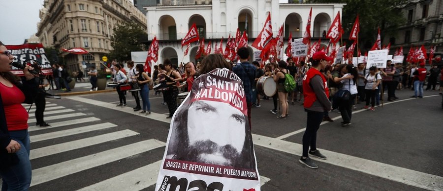 ​Największe partie polityczne w Argentynie zawiesiły kampanie przed wyborami parlamentarnymi po odnalezieniu w rzece w Patagonii ciała zaginionego przed dwoma miesiącami aktywisty Santiago Maldonado. Jego zaginięcie wstrząsnęło krajem.