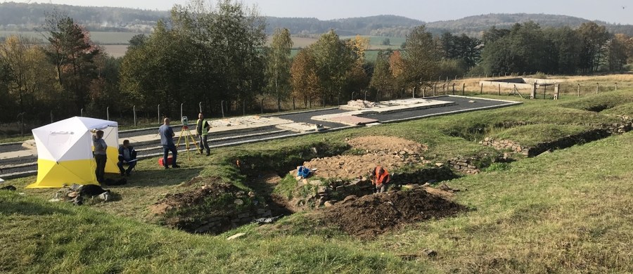 ​Kolejne szczątki ludzkie odkryto w czasie rozpoczętego dziś drugiego etapu badań w hitlerowskim obozie Gross-Rosen na terenie Rogoźnicy na Dolnym Śląsku. W czasie pierwszych prace we wrześniu ekshumowano szczątki sześciu osób, które zginęły prawdopodobnie od postrzału w głowę. Zdaniem pracujących na miejscu specjalistów, w tym miejscu mogą być szczątki ponad trzydziestu osób. Zeznania świadka, który wskazał schron przeciwlotniczy jako miejsce pochówku, mówią nawet o trzystu.