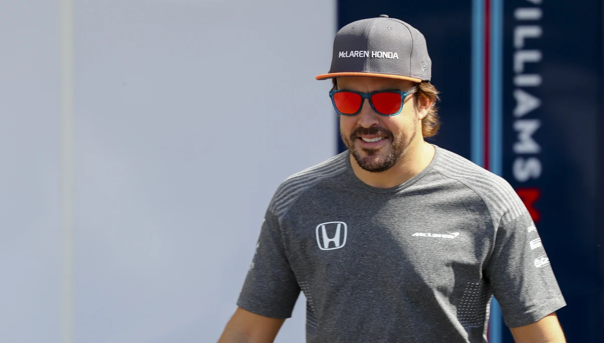 Dwukrotny mistrz świata Fernando Alonso przedłużył o rok kontrakt z McLarenem - poinformował zespół w Austin, gdzie w niedzielę odbędzie się wyścig Formuły 1 o Grand Prix USA. 