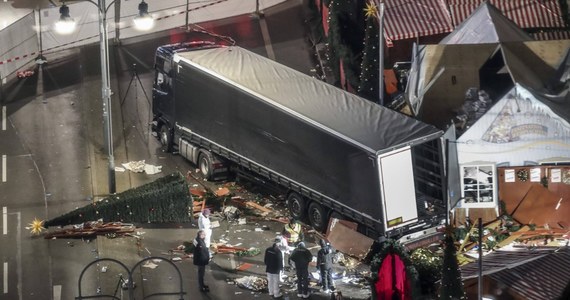 ​Policyjny informator działający w środowisku radykalnych islamistów mógł namówić tunezyjskiego terrorystę Anisa Amriego do porwania ciężarówki i dokonania nią zamachu w Berlinie - podały niemieckie media. Amri zabił 12 osób, a około 100 ranił.