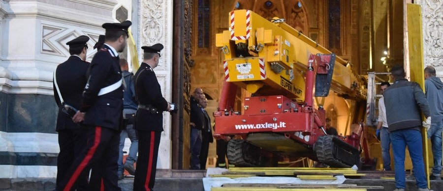 ​52-letni turysta z Hiszpanii zginął w czwartek w bazylice Świętego Krzyża we Florencji, gdy spadł na niego duży fragment kamienia z sufitu, z wysokości około 20 metrów. Mężczyzna został trafiony w głowę. Zginął na oczach żony i wielu zwiedzających.