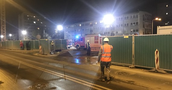 Poważny wypadek na budowie drugiej linii metra w Warszawie. Operator koparki został przysypany ziemią. Niestety, mężczyzna nie przeżył. 