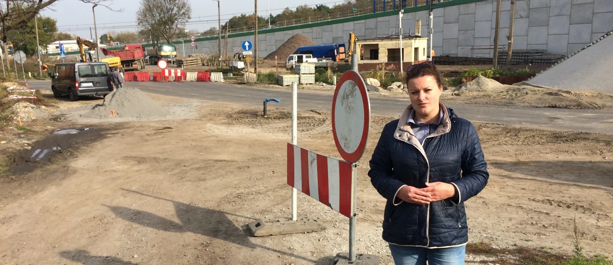 Wiadukt na styku Lubonia i Łęczycy, oddany do użytku w tym tygodniu, ucieszył tysiące kierowców jeżdżących wojewódzką drogą Poznań-Mosina, bo dzięki temu skończyły się odwieczne korki. Organizacja ruchu przy pracach wykończeniowych na wiadukcie odcięła jednak jedną rodzinę od drogi. Firma budowlana, realizująca inwestycję PKP PLK, tak przygotowała organizację ruchu, że postawiła na jedynym dojeździe do domu rodziny barierkę i znak zakazu wjazdu.