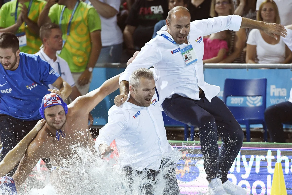​Tylko jeden z ośmiu trenerów chorwackich reprezentacji w sportach drużynowych zachował stanowisko w trakcie 2017 roku. Pracę kontynuuje jedynie szkoleniowiec piłkarzy wodnych Ivica Tucak.