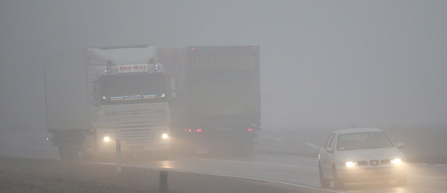Gęsta mgła sprawiła kłopoty na lotniskach Dolnym Śląsku i w Małopolsce. W ciągu dnia możliwe są zakłócenia zarówno w odlotach, jak i przylotach - informuje dziennikarz RMF FM Bartłomiej Paulus. Wczoraj Instytut Meteorologii i Gospodarki Wodnej dla 11 województw wydał ostrzeżenia przed silną mgłą, która ma się utrzymywać nawet do godziny 11 w piątek. Mgła ograniczy widzialność od 100 do 200 metrów.

