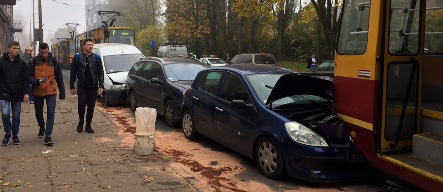 Zderzenie dwóch tramwajów i czterech samochodów na skrzyżowaniu ulic Kilińskiego z Przybyszewskiego w Łodzi. Ranna jest jedna osoba.