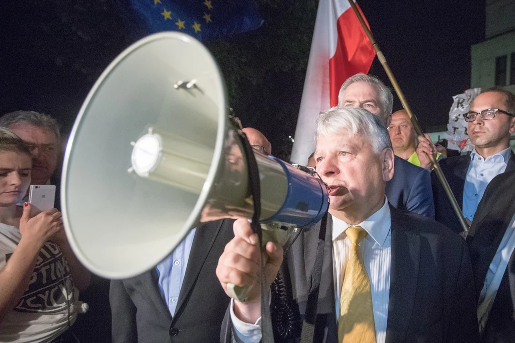 Warszawa Senat; obrady w sprawie ustawy o Sadzie Najwęższym; Na zdjęciu: Bogdan Borusewicz w towarzystwie senatorów PO przemawia do protestujących 