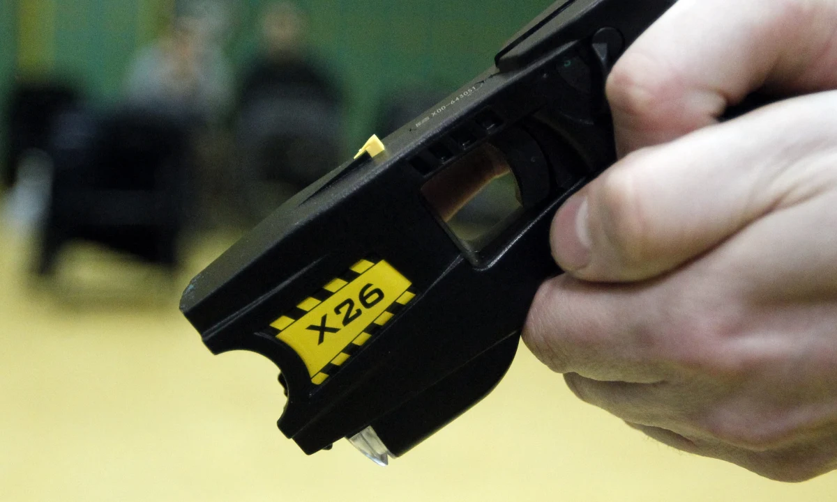 Policjant z Lublina odpowie za znęcanie się ze szczególnym okrucieństwem nad osobą prawnie pozbawioną wolności i przekroczenie uprawnień poprzez nieuzasadnione użycie paralizatora wobec dwóch pokrzywdzonych. Grozi mu do 10 lat więzienia.