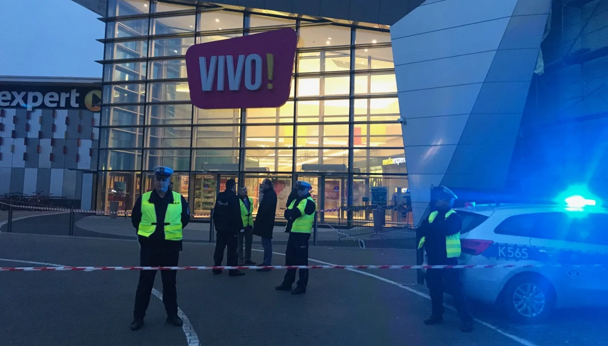 „Jeden z poszkodowanych był zaatakowany 2 metry od mojego stoiska. Wyglądało, jakby ten człowiek dostał ataku padaczki. Chciałam udzielić mu pomocy, ale zauważyłam krew” – opisuje atak nożownika w Stalowej Woli pani Ula. „Podbiegł do nas pan i kazał nam wszystkim uciekać” – dodaje. 