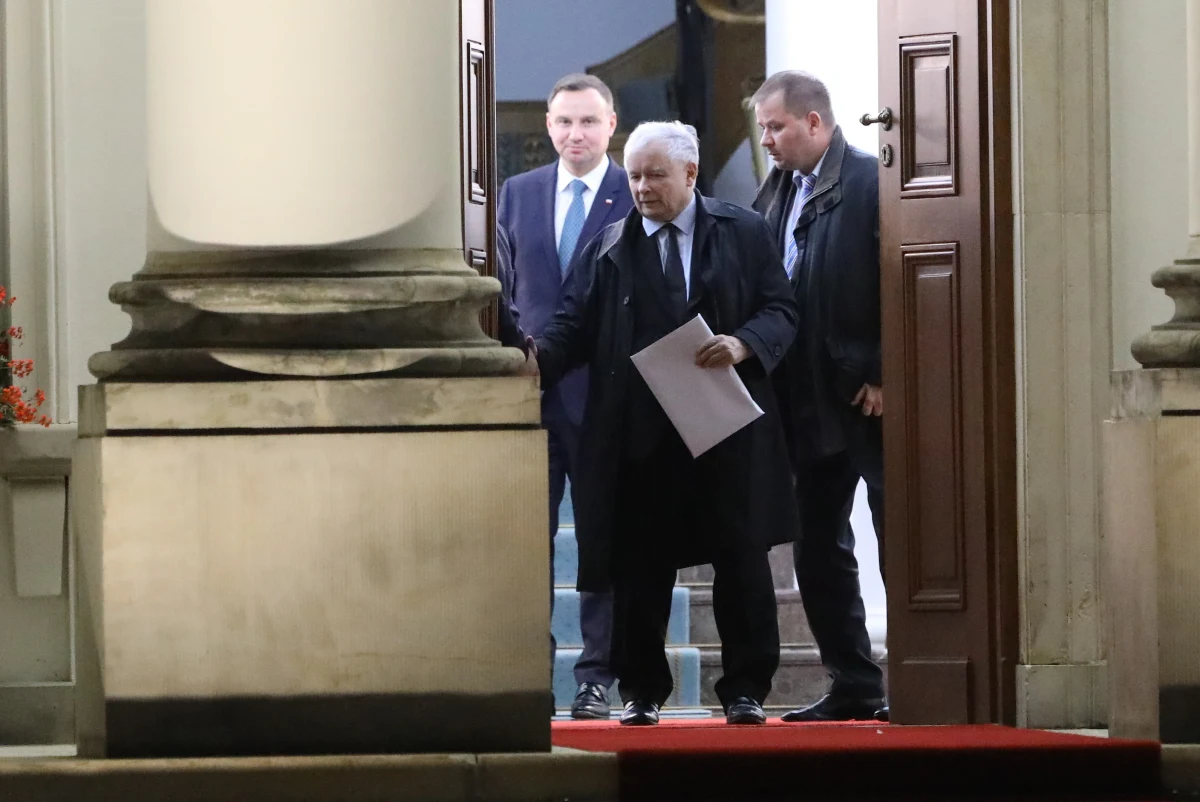 Zakończyło się spotkanie prezydenta Andrzeja Dudy z prezesem PiS Jarosławem Kaczyńskim, które dotyczyło poprawek złożonych przez PiS do projektów prezydenta o SN i KRS. Rozmowa polityków trwała około 2 godzin. "Prezydent Andrzej Duda ma zastrzeżenia do części poprawek PiS; swoje uwagi w czasie spotkania z prezesem PiS Jarosławem Kaczyńskim przekazał na piśmie" - oświadczył po piątkowej rozmowie A.Dudy i J.Kaczyńskiego rzecznik prezydenta Krzysztof Łapiński. "Można się spodziewać kolejnego spotkania" - dodał.