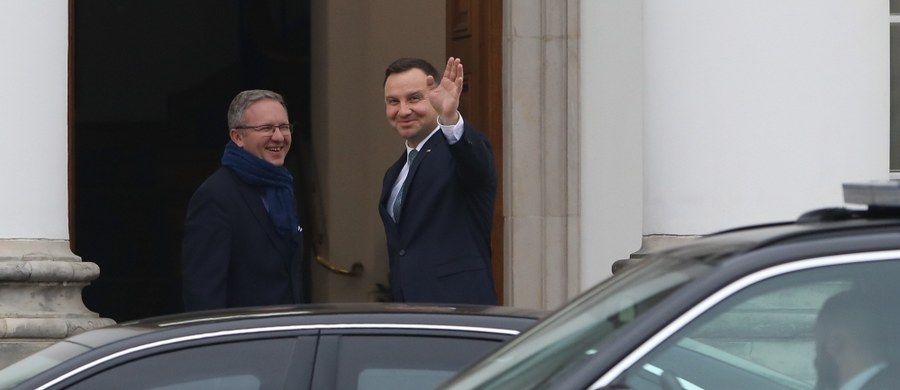 Czy młodszy człowiek powinien okazywać szacunek starszemu, zwłaszcza jeżeli bardzo go poważa i wiele mu zawdzięcza? Odpowiedź na to pytanie może być tylko jedna: oczywiście. Czy Prezydent RP jest najważniejszą osobą w państwie i wszyscy - bez względu na płeć, wiek, stanowisko oraz zasługi - mają dawać temu wyraz swoim zachowaniem? Odpowiedź brzmi identycznie.
