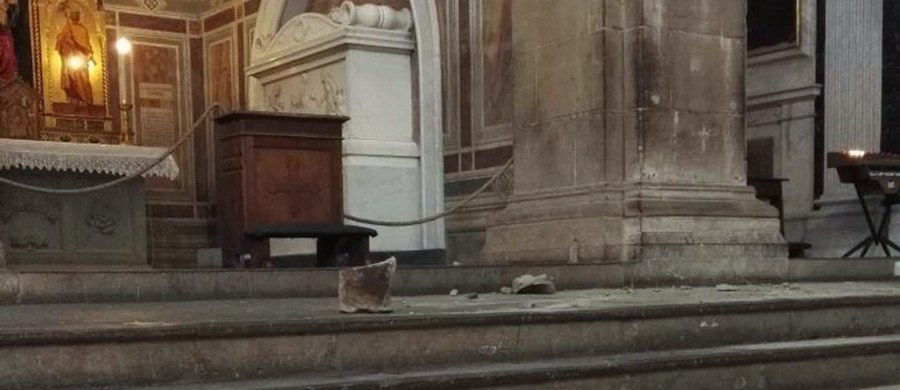 ​Trzy osoby z urzędu nadzoru technicznego nad bazyliką Świętego Krzyża we Florencji zostały objęte śledztwem prowadzonym przez prokuraturę po wypadku w czwartek, w którym w świątyni tej zginął turysta z Hiszpanii. Spadł na niego duży fragment kamienia z sufitu.