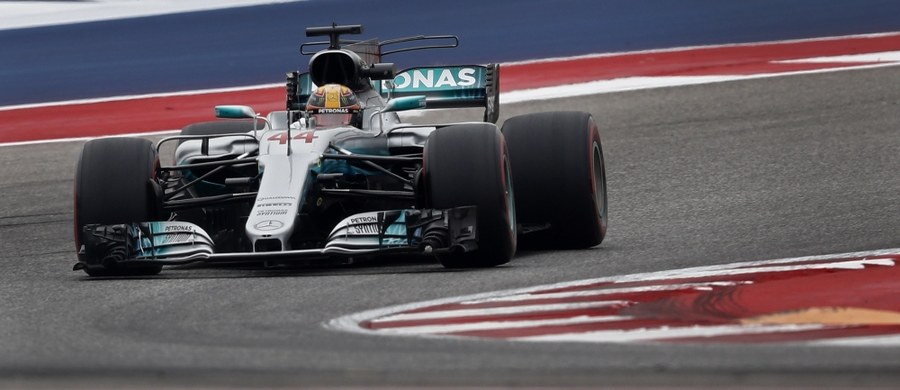 ​Lider klasyfikacji generalnej mistrzostw świata Formuły 1 Brytyjczyk Lewis Hamilton, kierowca zespołu Mercedes, był najszybszy na dwóch piątkowych treningach przed niedzielnym wyścigiem o Grand Prix USA na torze w Austin.