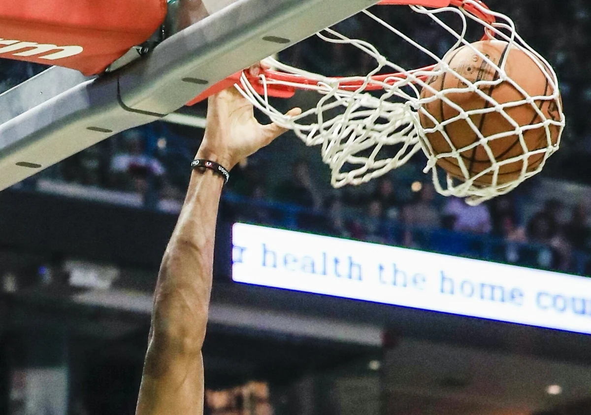 Marcin Gortat zdobył 10 punktów i miał dziewięć zbiórek, a jego Washington Wizards pokonali we własnej hali Detroit Pistons 115:111. To drugie zwycięstwo stołecznej drużyny w drugim meczu sezonu 2017/18 koszykarskiej ligi NBA.