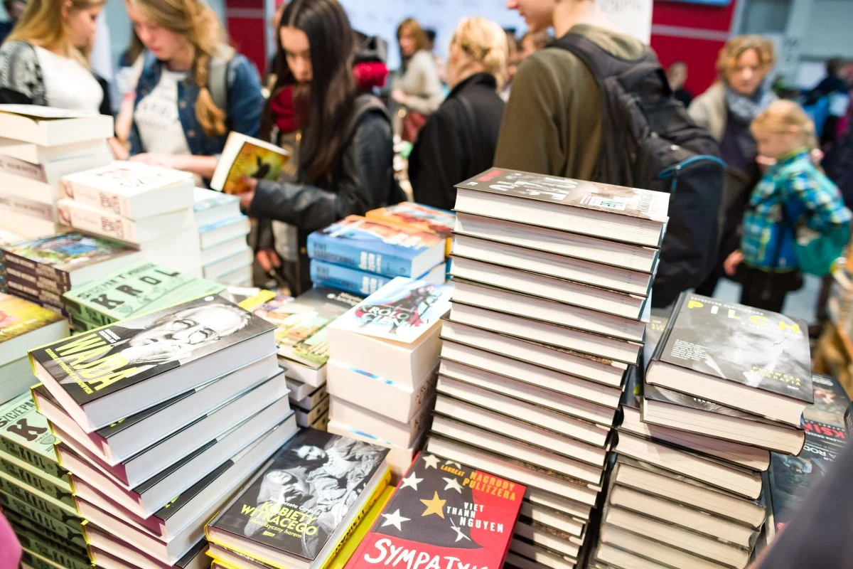 Niepowtarzalny klimat Krakowa, bogaty program towarzyszący, kilkuset wystawców, pisarzy i dziesiątki tysięcy miłośników literatury to najlepsza rekomendacja dla jednego z najważniejszych wydarzeń  kulturalnych w Polsce. Już za niespełna tydzień rozpoczną się 21. Międzynarodowe Targi Książki w Krakowie®. Hasłem przewodnim tegorocznej edycji są słowa portugalskiego pisarza Fernando Pessoi "Czytam i staję się wolny". Wolność tę możemy mnożyć, udając się w podróż z bohaterami każdej branej do ręki książki. Możemy przeżywać zdarzenia, sytuacje, emocje, których być może nigdy nie doświadczymy we własnym życiu. Gdy czytamy książkę, nasza wyobraźnia jest niczym nieograniczona, wolna od scenografii, postaci aktorów odgrywających swoje role. Zwolenników czytania nie brakuje, co potwierdzają tłumy bibliofilów odwiedzających od lat imprezę. 21. Międzynarodowe Targi Książki w Krakowie® odbędą się w dniach 26-29 października w EXPO Kraków. 