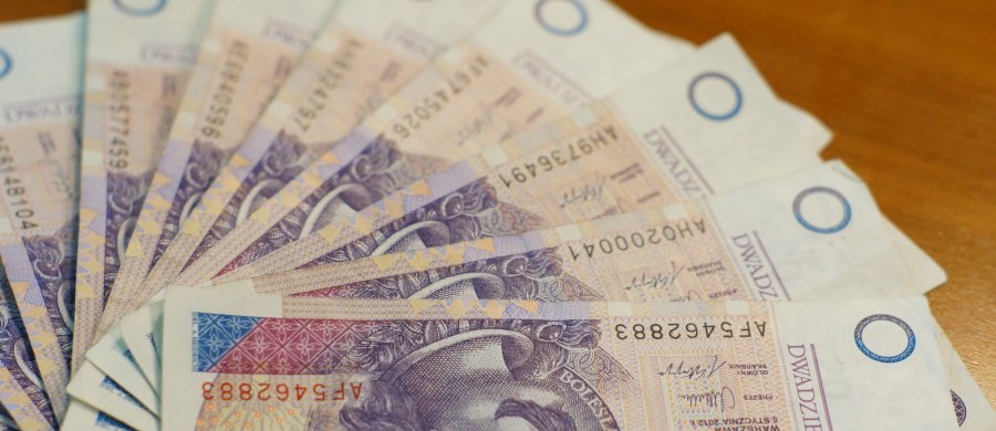 Do warszawskiego sądu okręgowy trafił akt oskarżenia przeciwko mężczyźnie, który wykorzystując przepisy dot. wymiany zniszczonych znaków pieniężnych, wyłudził z NBP 110 tys. zł. Wykorzystał do tego pocięte banknoty. Grozi mu do 25 lat więzienia.