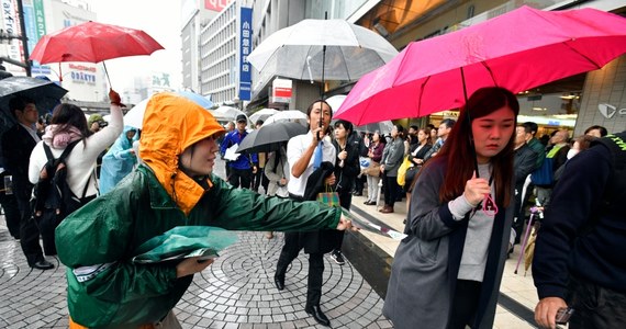 Potężny tajfun Lan zbliża się do Japonii i w niedzielę może uderzyć w archipelag - ostrzegła krajowa agencja meteorologiczna. Pojawiają się obawy, że uderzenie żywiołu wpłynie na frekwencję w niedzielnych przedterminowych wyborach parlamentarnych.