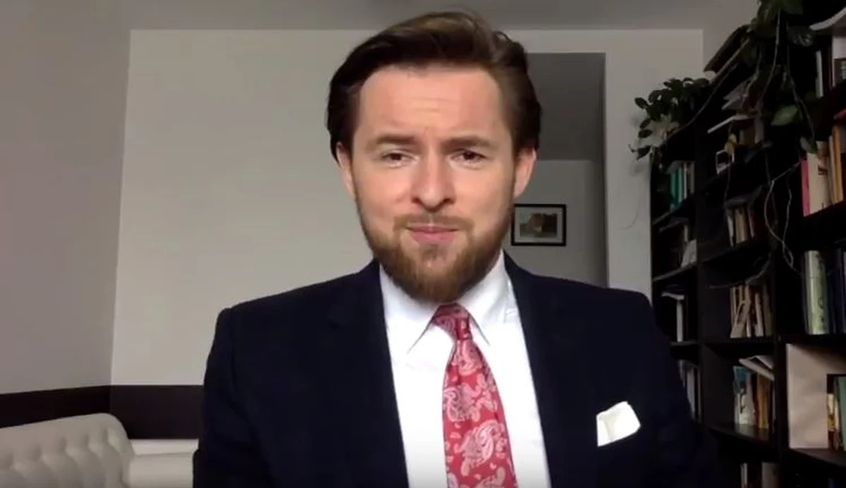 "Mam pytanie, które już dłuższą chwilę mnie nurtuje. Zostałam zaproszona na kawę przez mężczyznę, którego znam od miesiąca. Spotkanie raczej biznesowe, choć na stopie koleżeńskiej. Kto powinien zapłacić za tę moją kawę?" - napisała do mnie ostatnio pani Maria, która wyraźnie znalazła się w kropce. Powiedzmy zatem dziś, kto płaci rachunek w restauracji. Zapraszam na kolejny odcinek mojego vloga.