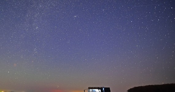 W nocy na niebie obserwować będziemy maksimum Orionidów, czyli roju meteorów. Ten "deszcz meteorów" będzie tak obfity, że widoczne może być nawet 30 meteorów na godzinę. Niezwykłe zjawisko najlepiej będzie widoczne na południowo-wschodniej części nieba – mówi w rozmowie z RMF FM dr Leszek Błaszkiewicz. 