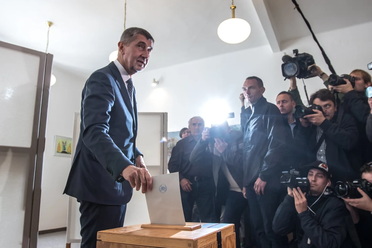 Centroprawicowy ruch ANO wygrał wybory do czeskiej Izby Poselskiej. Po przeliczeniu głosów z 99,82 proc. lokali wyborczych partia Andreja Babisza prowadzi z rezultatem 29,67 proc. Do niższej izby czeskiego parlamentu dostanie się dziewięć partii. Drugie miejsce w wyborach, w których głosowanie odbywało się w piątek i sobotę, zajmuje Obywatelska Partia Demokratyczna (ODS) z poparciem 11,31 proc., a trzeci są Piraci (10,78 proc). Ugrupowanie Wolność i Demokracja Bezpośrednia (SPD), obiecujące referendum w sprawie wystąpienia z Unii Europejskiej, wybrało 10,65 proc. głosujących.
