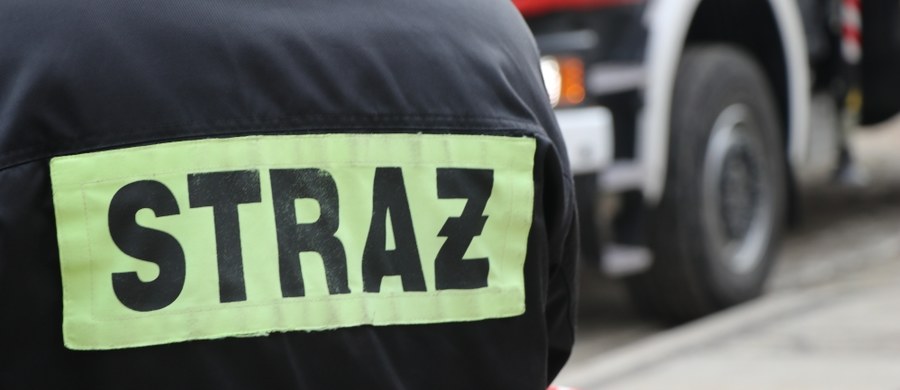 ​60-letni mężczyzna znaleziony martwy w jednym z mieszkań w miejscowości Zawadzkie na Opolszczyźnie. Kiedy mężczyzna został znaleziony, miał na sobie płonącą odzież. 