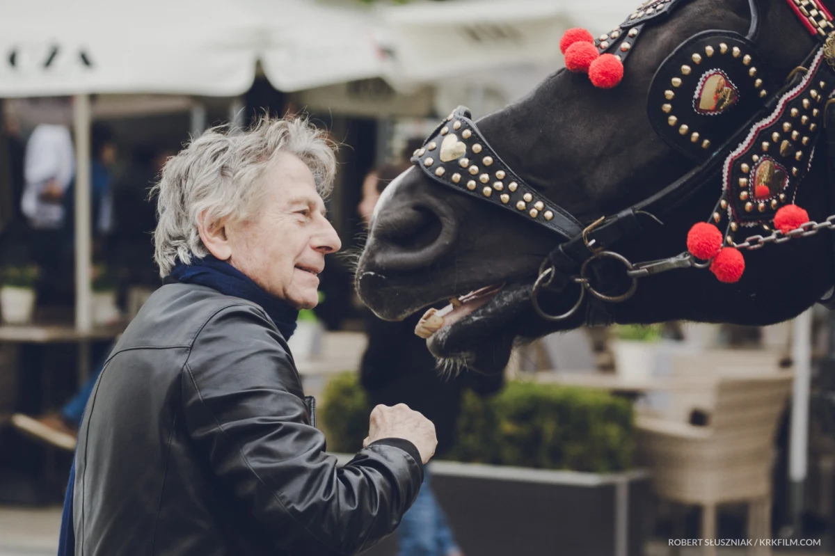 Roman Polański przyleciał do Krakowa na zdjęcia do filmu dokumentalnego o jego dzieciństwie i młodości. Do sieci trafiły już pierwsze fotosy i krótki materiał wideo pokazujący kulisy realizacji tego obrazu. 