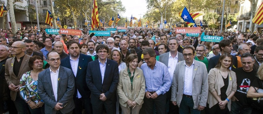 Przywódca Katalonii Carles Puigdemont zagroził zwołaniem w regionalnym parlamencie głosowania ws. ogłoszenia niepodległości regionu. Rzecznik katalońskiego rządu zapowiedział, że w sobotę wieczorem Puigdemont wygłosi przemówienie nadawane przez telewizję. Przed przemówieniem zaplanowanym na godz. 21, w reakcji na decyzję Madrytu o przejęciu funkcji pełnionych przez regionalny rząd Katalonii, Puigdemont chce przyłączyć się do manifestacji zwolenników katalońskiej niepodległości, która rozpoczęła się po południu na ulicach Barcelony. Rząd Hiszpanii na mocy art. 155 konstytucji zaaprobował dekret odbierający rządowi Katalonii jego kompetencje i przekazujący kontrolę nad regionem władzom w Madrycie. Tym samym Puigdemont i jego rząd przestają pełnić władzę. Przewodnicząca katalońskiego parlamentu Carme Forcadell oświadczyła, że środki podejmowane przez Madryt to "zamach stanu". Forcadell zaznaczyła, że parlament będzie bronił swojej suwerenności. 
