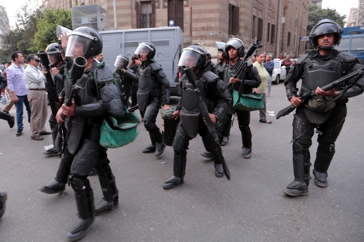 ​Co najmniej 54 egipskich policjantów zginęło na południowy zachód od Kairu, kiedy doszło do strzelaniny z zaatakowanymi w kryjówce islamistami. Było to jedno z najkrwawszych starć z siłami bezpieczeństwa w ostatnich latach w Egipcie.