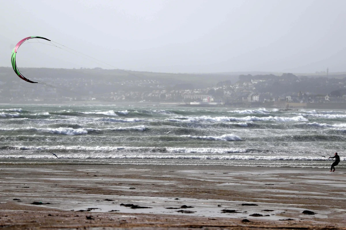 Huragan Brian atakuje Wyspy Brytyjskie. Najbardziej narażone są na jego działanie są Irlandia oraz wybrzeża Walii - informuje dziennikarz RMF FM Bogdan Frymorgen.