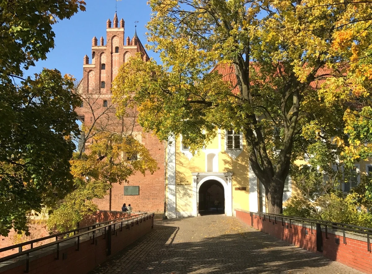 Najsłynniejszym mieszkańcem zamku w Olsztynie był wielki astronom Mikołaj Kopernik. Dzisiaj w zamku mieści się siedziba Muzeum Warmii i Mazur, a my pokażemy miejsca, które na co dzień nie są dostępne dla zwiedzających.