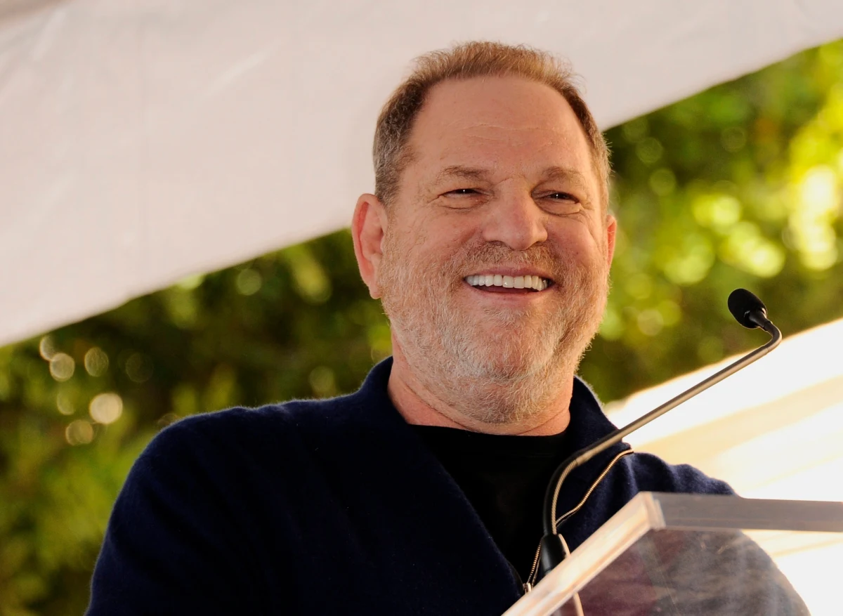 Skandal Harveya Weinsteina, słynnego producenta filmowego oskarżonego o molestowanie seksualne kobiet, zatacza coraz szersze kręgi. Niemal każdego dnia ujawniają się kolejne jego ofiary, a kolejne osobistości Hollywood przyznają, że wiedziały o jego występkach. Powszechne staje się przekonanie, że zachowanie Weinsteina było tajemnicą poliszynela. Jak stwierdził pisarz i scenarzysta Walter Kirn: "Wszystkie te osoby, które obecnie są w szoku i oburzone zachowaniem Weinsteina wobec kobiet, nie są hipokrytami, ale kłamcami. Wszyscy, którzy kiedykolwiek byli na zachód od Reno, wiedzieli o zachowaniu Harveya Weinsteina".