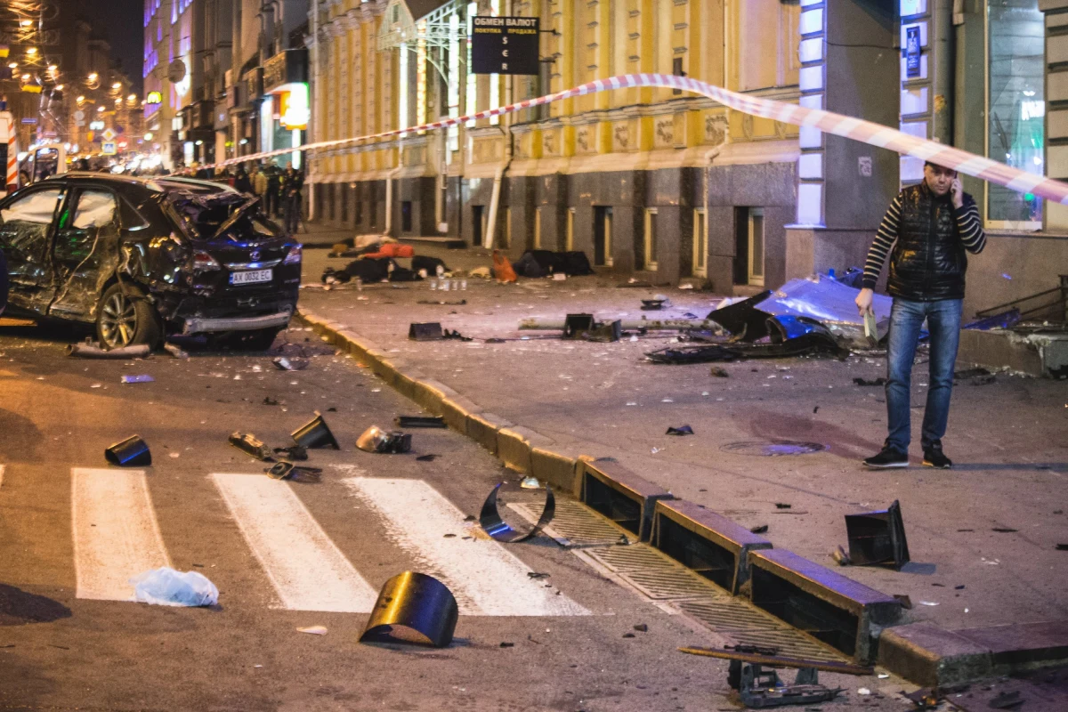 Olena Zajcewa, 20-letnia studentka z Charkowa na Ukrainie, wjechała samochodem w tłum ludzi na chodniku. Zabiła pięć osób i raniła sześć kolejnych, w tym kobietę w ciąży. Prawdopodobnie była pod wpływem narkotyków. Została tymczasowo aresztowana na dwa miesiące, bez możliwości wyjścia na wolność za kaucją. A nie byłoby z tym problemów, ponieważ Olena jest córką milionera.