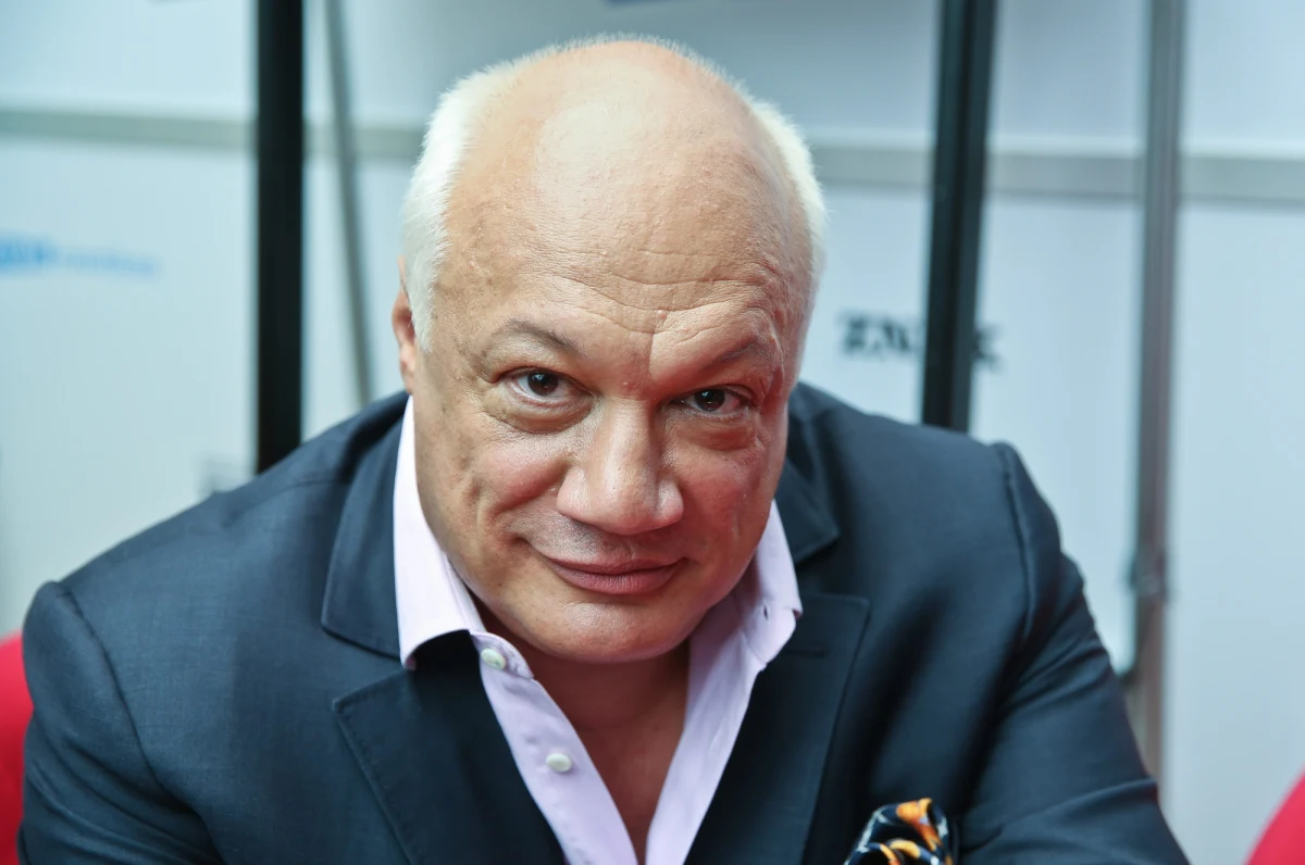 Sprzedał w Polsce ponad 1 500 000 egzemplarzy swoich książek. Jest autorem m.in. „Oskara i pani Róży”, „Małych zbrodni małżeńskich” i „Marzycielki z Ostendy”. Eric-Emmanuel Schmitt w przyszłym tygodniu odwiedzi Kraków. Będzie uczestniczył m.in. w Festiwalu Conrada i Targach Książki. Weźmie też udział w odsłonięciu ławeczki poświęconej jego twórczości. 