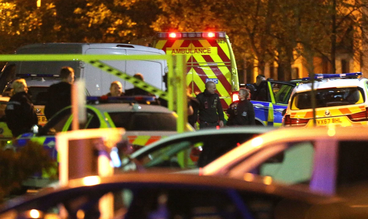 Uzbrojony napastnik przetrzymywał zakładników w lokalnym centrum handlowym w Nuneaton w środowej Anglii. Po kilku godzinach policja opanowała sytuację i uwolniła przetrzymywane osoby.