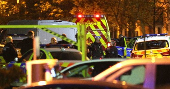 Uzbrojony napastnik przetrzymywał zakładników w lokalnym centrum handlowym w Nuneaton w środowej Anglii. Po kilku godzinach policja opanowała sytuację i uwolniła przetrzymywane osoby.