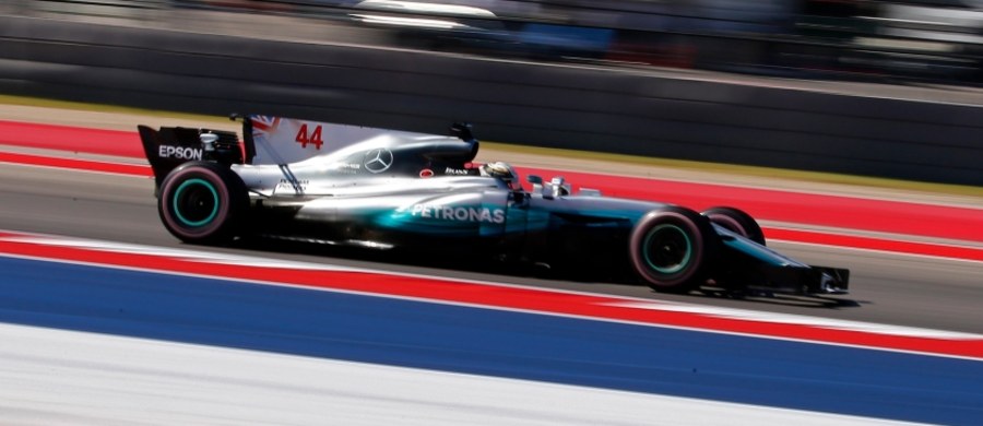 Brytyjczyk Lewis Hamilton (Mercedes GP) wygrał w Austin w Teksasie wyścig Formuły 1 o Grand Prix USA, 17. rundę mistrzostw świata, i umocnił się na pozycji lidera klasyfikacji generalnej cyklu. To jego dziewiąte zwycięstwo w sezonie, a 62. w karierze. W Austin triumfował po raz czwarty z rzędu.