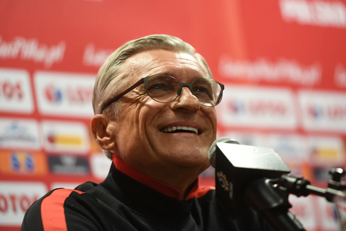 ​Selekcjoner piłkarskiej reprezentacji Adam Nawałka obchodzi w poniedziałek 60. urodziny. Znajomi i dawni koledzy z boiska w rozmowie z PAP życzą zdrowia nie tylko jubilatowi, ale również jego podopiecznym. Bo od tego w dużej mierze zależy wynik Polaków na mundialu w Rosji. Urodzony 23 października 1957 roku w Krakowie Nawałka jako niespełna 20-latek debiutował w reprezentacji Polski. Do 1980 roku rozegrał w kadrze 34 mecze, wystąpił m.in. w mistrzostwach świata 1978 w Argentynie, ale świetnie zapowiadającą się karierę przerwały liczne kontuzje.