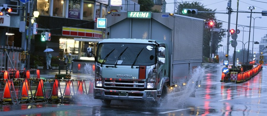 ​Tajfun Lan o prędkości wiatru sięgającej 160 km/godz przeszedł w poniedziałek nad ranem, czasu lokalnego nad rejonem Tokio powodując liczne powodzie i lawiny błotne. Dotychczas stwierdzono śmierć co najmniej 2 osób.