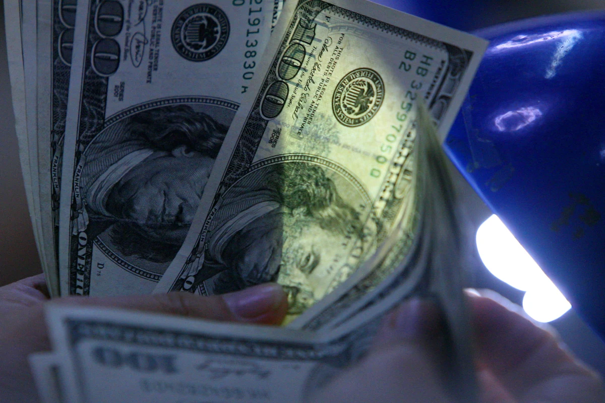 Czy słyszeliście o Kimie Philby? Być może. To jeden z najsławniejszych szpiegów w historii. Kim, a właściwie Harold Adrian Russel, Philby, mimo że był sowieckim szpiegiem, został szefem antysowieckiego wydziału wywiadu swojej ojczyzny, czyli Wielkiej Brytanii. Polski wątek jego działalności dotyczy katastrofy gibraltarskiej; to on odpowiadał za działania brytyjskiego wywiadu w Gibraltarze w czasie, gdy zginął tam generał Sikorski. W końcu Kim uciekł na wschód i żywota dokonał w Moskwie, gdzie go najpierw witano, a po latach pochowano z honorami należnymi bohaterowi Związku Radzieckiego. Talenty, a może kontakty, odziedziczył po tacie. 