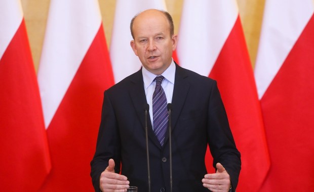 Rozważamy opcję, żeby wynagrodzenia na rezydentury były wypłacane w formie stypendium. Byłby to jednak jeden warunek - lekarze musieliby potem pracować w Polsce - mówi minister zdrowia Konstanty Radziwiłł w wywiadzie dla "Dziennika Gazety Prawnej". 