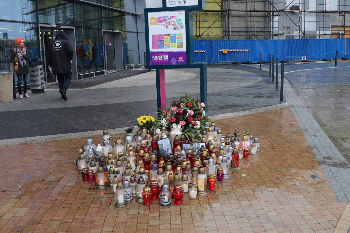 Prokuratorzy przesłuchali około 15 osób w związku z piątkowym atakiem nożownika galerii handlowej w Stalowej Woli, a dziś zostaną przesłuchane kolejne osoby. Świadków jest wielu - są to klienci i pracownicy galerii handlowej. Bardzo ważne będzie również przesłuchanie ofiar nożownika, ale zgodę na to muszą wyrazić lekarze. Wkrótce prokuratura Okręgowa w Tarnobrzegu powoła dwóch biegłych psychiatrów, którzy zbadają podejrzanego. W piątkowe popołudnie Konrad K., uzbrojony w dwa noże szturmowe, zabił 51-letnią kobietę i ranił 8 osób. W szpitalach pozostaje siedmioro rannych, dwie z tych osób są w stanie ciężkim - są to 17-letnia dziewczyna leżąca w szpitalu w Tarnobrzegu oraz 36 letni mężczyzna z ranami w okolicach serca, który leży w szpitalu wojewódzkim w Rzeszowie. Stan pięciu pozostałych osób się stabilizuje. Stalowa Wola wciąż nie może się otrząsnąć się po tym zdarzeniu. Przy wejściu do galerii nadal palą się znicze. W galerii i urzędzie miasta na pomoc mogą liczyć mieszkańcy Stalowej Woli - w obu tych miejscach odbywać się będą dyżury psychologów - informuje dziennikarz RMF FM Marek Wiosło. 