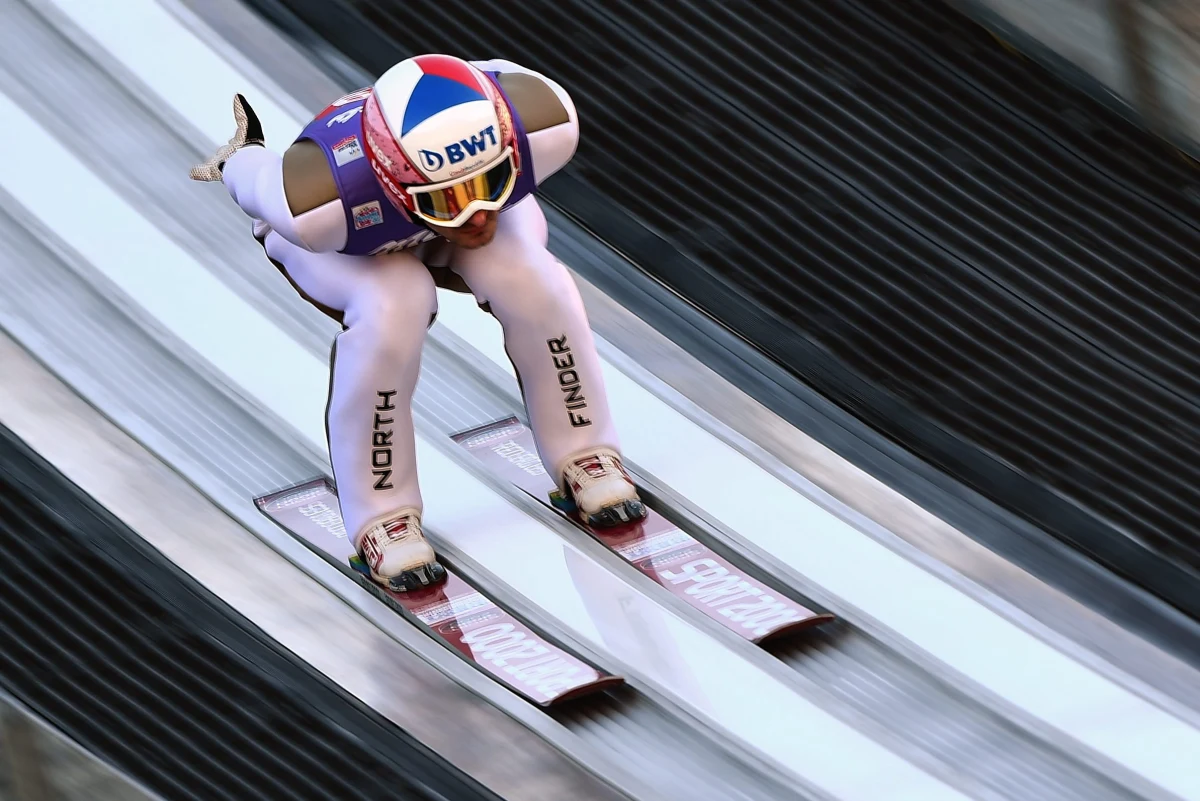 ​Jakub Janda otrzymał 2265 głosów i dostał się do Izby Poselskiej czeskiego parlamentu. W związku z tym 39-letni skoczek narciarski zamierza zakończyć sportową karierę. "Tych dwóch zajęć nie da się pogodzić" - podkreślił. Janda na razie nie przerwał przygotowań do zimowego sezonu, w poniedziałek rano zgodnie z planem ćwiczył na siłowni. Ale poinformował, że zamierza dotrzymać obietnicy i w przypadku wyborczego sukcesu narty i sport pójdą w odstawkę.