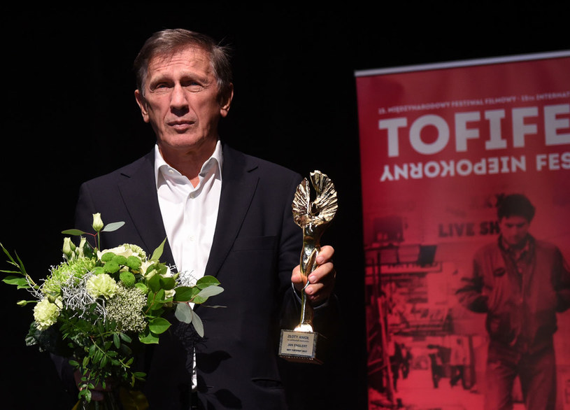 Jan Englert odebrał w niedzielę Złotego Anioła za całokształt twórczości podczas 15. Międzynarodowego Festiwalu Filmowego Tofifest w Toruniu. Aktor i reżyser filmowy oraz teatralny wskazał, że obecnie wybiera teatr, bo "kino go rzuciło" i nie ma propozycji.