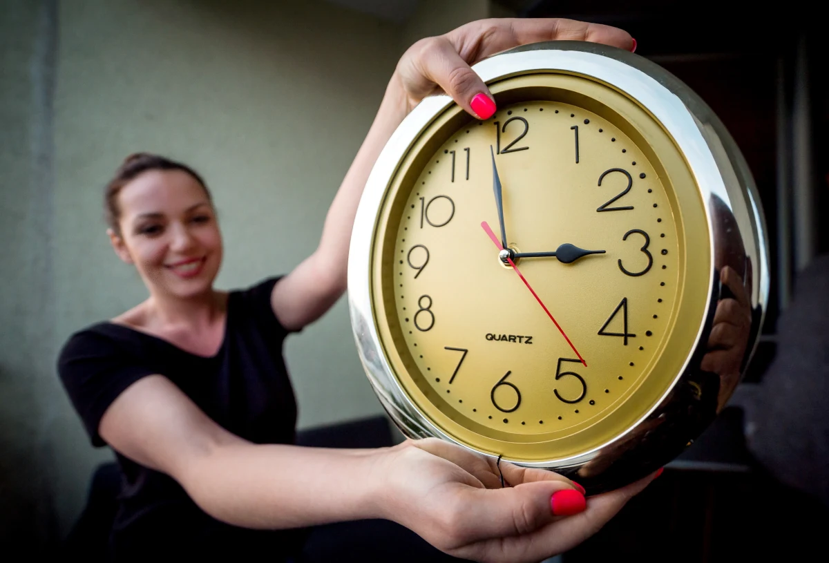 Przejście z czasu letniego na zimowy zbliża się wielkimi krokami. W najbliższy weekend - w nocy z 28 na 29 października - cofniemy wskazówki zegarów o godzinę. To oznacza dłuższą noc o godzinę. 
