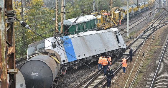 W Gnieźnie (woj. wielkopolskie) wykoleił się pociąg towarowy z cysternami przewożącymi siarkę – poinformował Zbigniew Wolny z PKP PLK. Nikt nie ucierpiał, nie doszło też do wycieku z cystern.