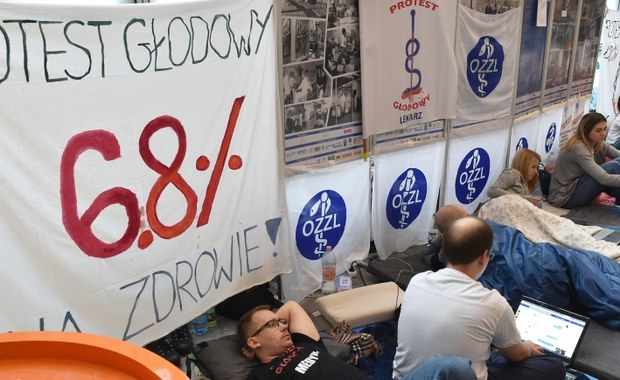 Lekarze w Małopolsce, którzy zapowiedzieli na środę "dzień bez lekarza", nie zostawią pacjentów bez opieki – zapewnił wiceszef Porozumienia Rezydentów OZZL Jarosław Biliński.